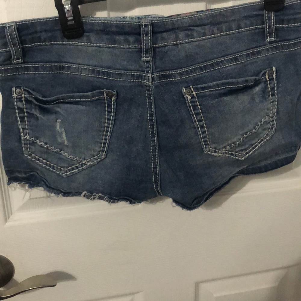 Short shorts - Picture 2 of 2